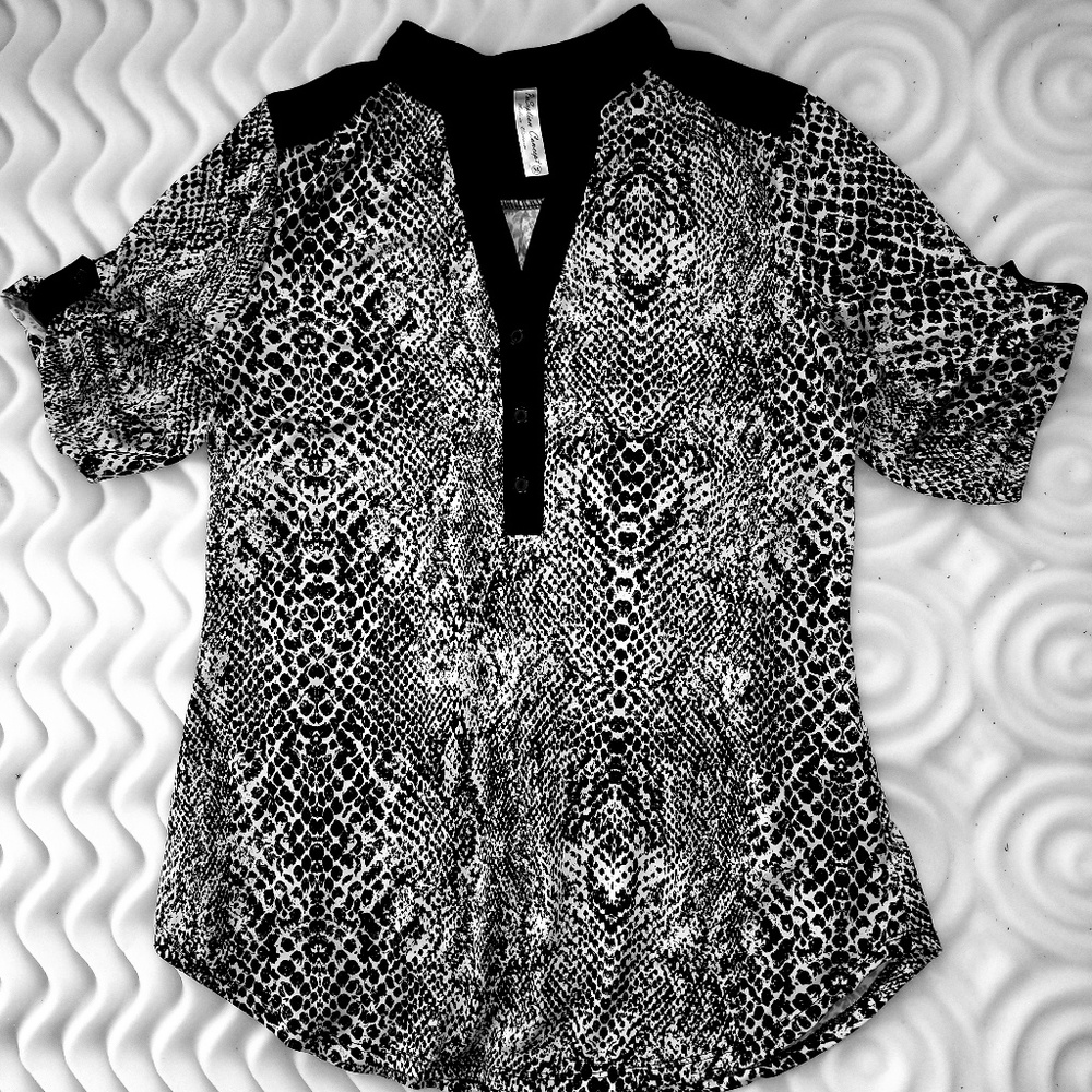 Gorgeous black/white print shirt